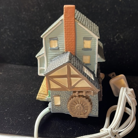 Avon (1989) Vintage “Early American Light Up Village Collection- Town Square” - Picture 4 of 9